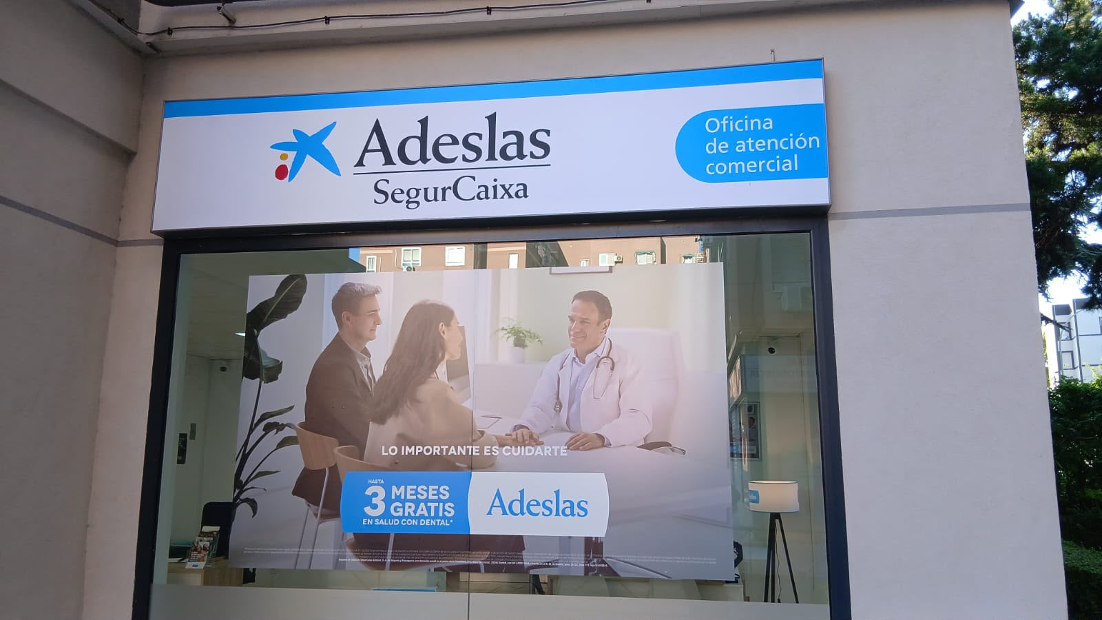 Rótulo de la Oficina de Atención Comercial Adeslas