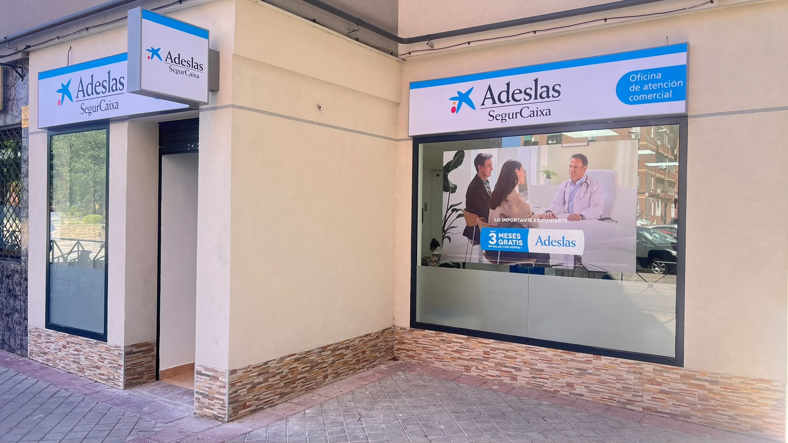 Fachada de la oficina Adeslas en la calle Canarias de Fuenlabrada
