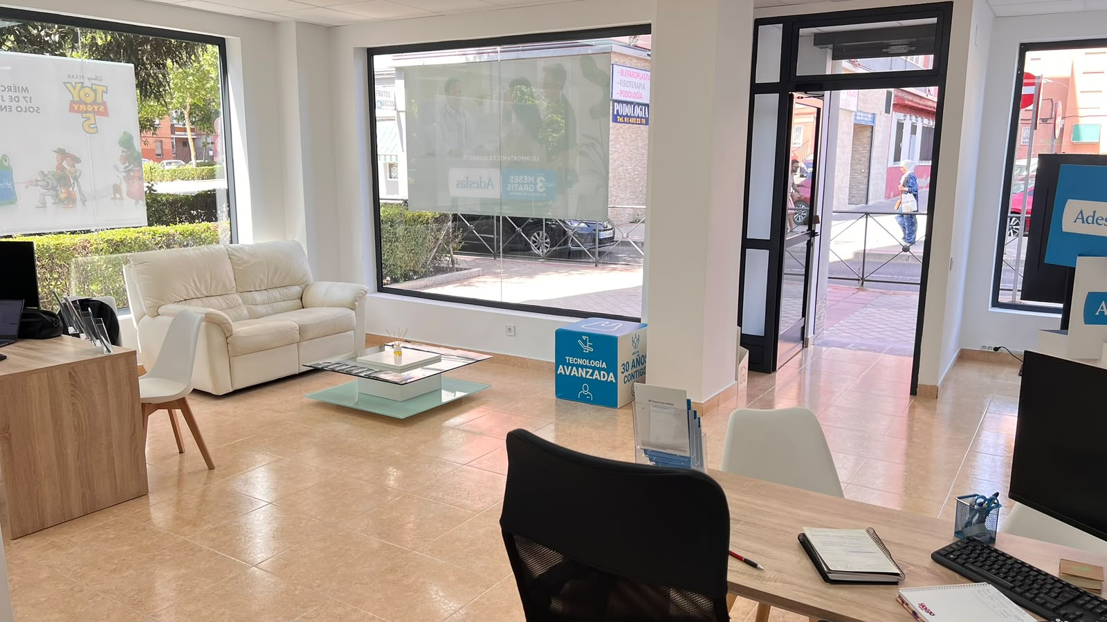 Interior de la oficina Adeslas de Enxebre Salud